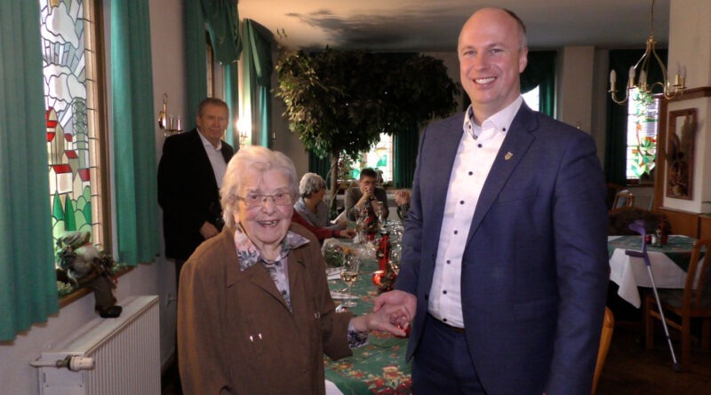 Lydia Häntzka aus Lauchhammer feierte am 15. Dezember 2023 im Kreis der Familie ihren 103. Geburtstag.