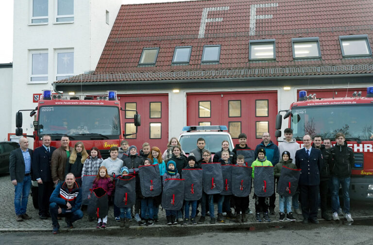 Die Stadt Schwarzheide würdigt heranwachsende Feuerwehrleute.