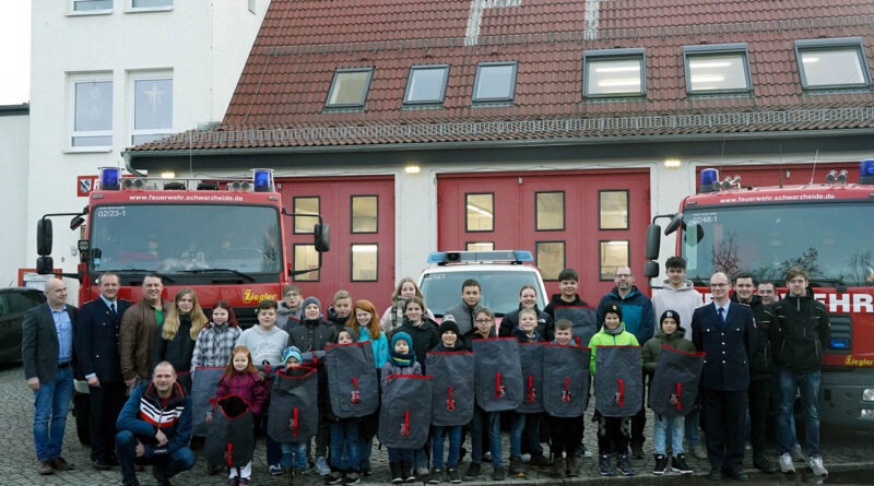 Die Stadt Schwarzheide würdigt heranwachsende Feuerwehrleute.