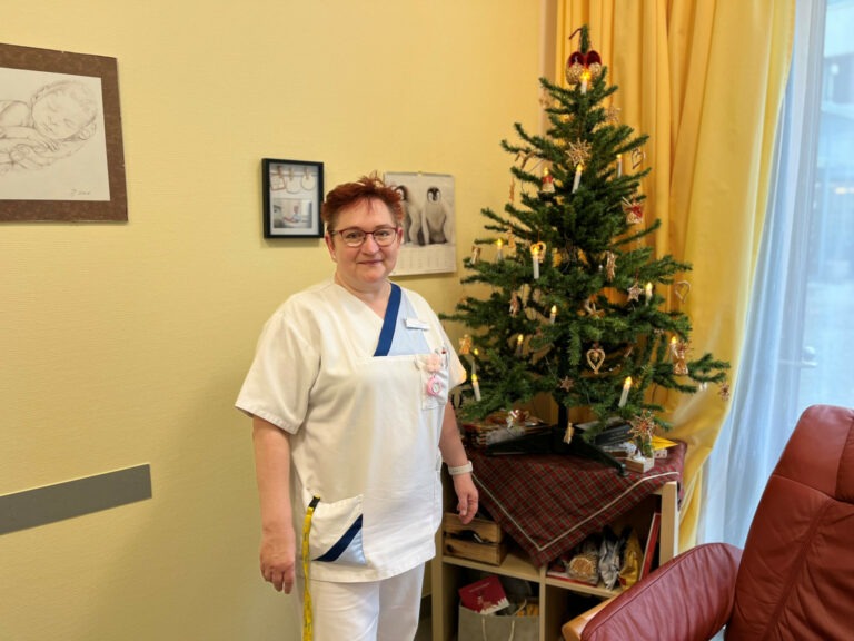 Teamleiterin Martina Milhan gehört seit vielen Jahren fest zum Team der Kinderstation des Achenbach-Krankenhauses und ist auch in diesem Jahr wieder zu Weihnachten für ihre kleinen Patienten da.