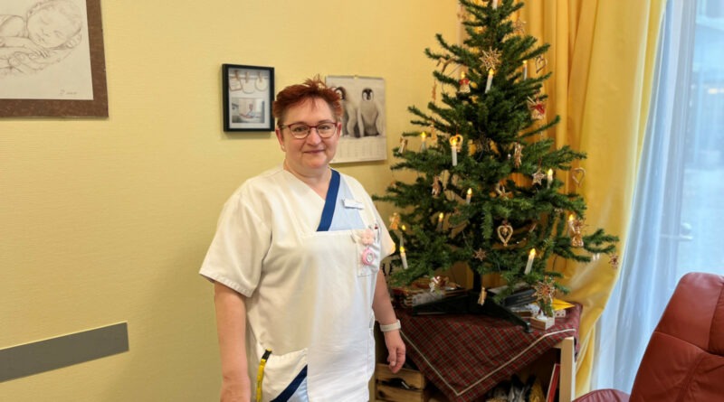 Teamleiterin Martina Milhan gehört seit vielen Jahren fest zum Team der Kinderstation des Achenbach-Krankenhauses und ist auch in diesem Jahr wieder zu Weihnachten für ihre kleinen Patienten da.