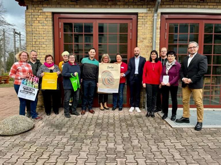Im Projekt „Demokratie leben!“ im Landkreis OSL werden ab sofort Projekte engagierter Akteure gefördert, die sich für demokratische Werte, Respekt, Toleranz und eine vielfältige Gesellschaft einsetzen.