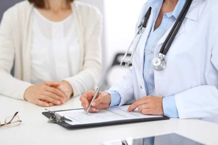 Grippeschutzimpfung im Gesundheitsamt des Landkreises OSL - Kostenfreie Impfungen gegen Influenza mit dem Vierfach-Impfstoff. Amtsärztin Dr. Susanne Rosenthal betont die Bedeutung der Impfung.