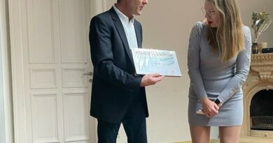 Ortsvorsteher Joachim Kniep und Schipkaus Bürgermeister Klaus Prietzel übergaben der AWO Kinder- und Jugendhilfeeinrichtung in Drochow einen Scheck über 500 €.