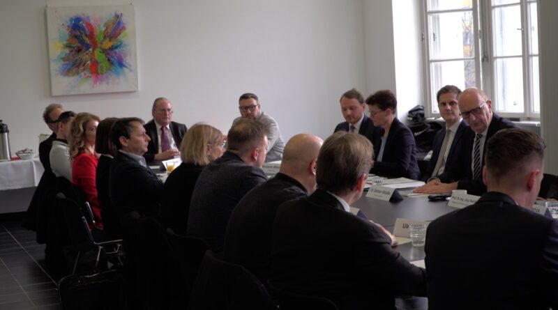 Vertreter lokaler TV- und Radiosender waren an diesem Dienstag in Potsdam zu Gast. Bei einem Treffen mit Ministerpräsident Dietmar Woidke ging es u.a. um die Bedeutung lokaler Berichterstattung und die wirtschaftliche Situation der Sender.