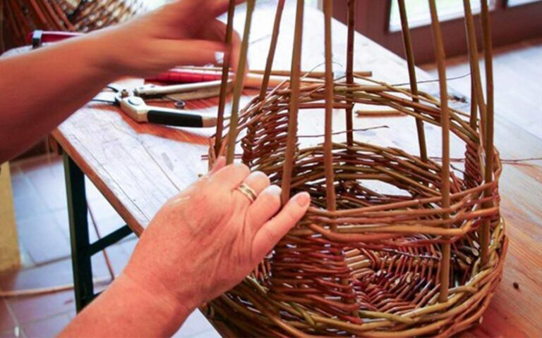 Im Januar und Februar kann man an den Museumsstandorten in Senftenberg und Lehde besondere alte Handwerkstechniken einmal selbst ausprobieren.