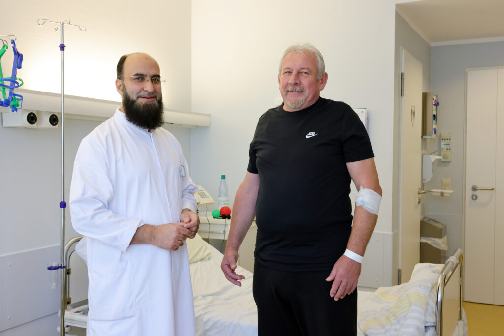 Dr. Ahmad Oyais: Renommierter Chirurg in den Sana Kliniken Niederlausitz. Patienten reisen hunderte Kilometer für erstklassige Versorgung.