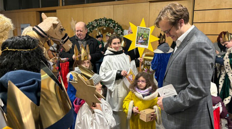 Am 16. Januar besuchten die Sternsinger den Bürgermeister Andreas Pfeiffer im Rathaus. Dabei wurden Spenden für Kinderhilfe gesammelt.