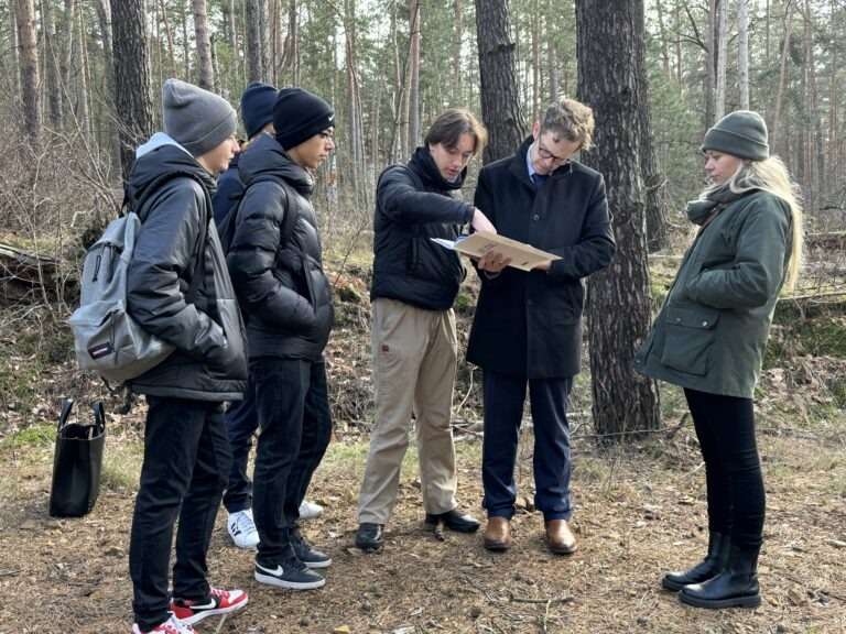 In Senftenberg haben Gymnasiasten mit Bürgermeister Andreas Pfeiffer an den Holocaust gedacht.