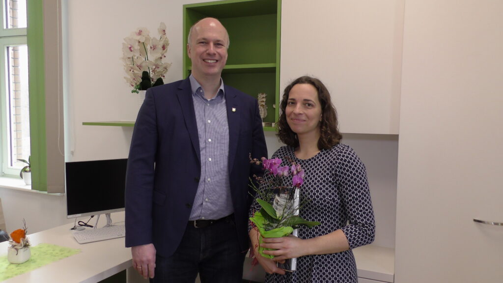 Bürgermeister Mirko Buhr mit Hausärztin Rebecca Kaupisch