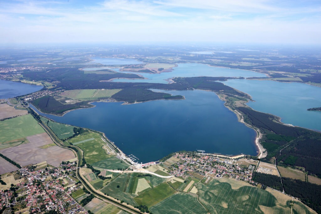 Zwischen dem 19.Februar 2024 und dem 30. April 2024 finden auf seebegleitenden Wirtschaftswegen am Geierswalder und Partwitzer See Arbeiten zur Reparatur und Erneuerung der Fahrbahndecken statt.