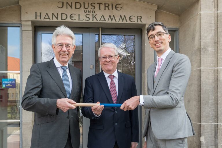 Der neue Hauptgeschäftsführer André Fritsche (rechts) mit Dr. Wolfgang Krüger (links) und Jens Warnken (mitte). Foto: IHK Cottbus