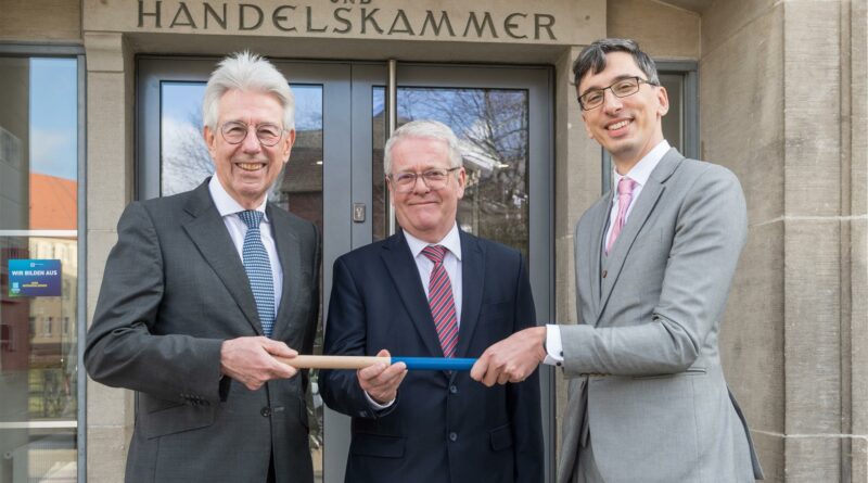 Der neue Hauptgeschäftsführer André Fritsche (rechts) mit Dr. Wolfgang Krüger (links) und Jens Warnken (mitte). Foto: IHK Cottbus