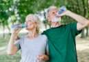 Regelmäßig Trinken, am besten Wasser, ist insbesondere für ältere Menschen wichtig. Ein Mangel an Flüssigkeit kann gravierende Auswirkungen auf die Gesundheit haben.