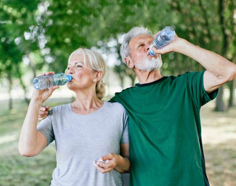 Regelmäßig Trinken, am besten Wasser, ist insbesondere für ältere Menschen wichtig. Ein Mangel an Flüssigkeit kann gravierende Auswirkungen auf die Gesundheit haben.