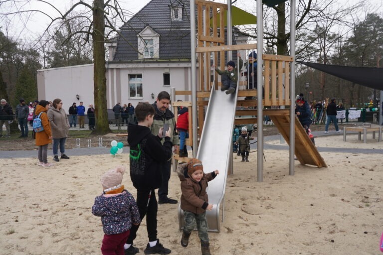 Am Freitag Nachmittag hat Bürgermeister Christoph Schmidt anlässlich des 10-jährigen Jubiläums der KiTA „Villa am Wald“ in Schwarzheide-Ost die neue Außenspielanlage an die kleinen Nutzer übergeben.