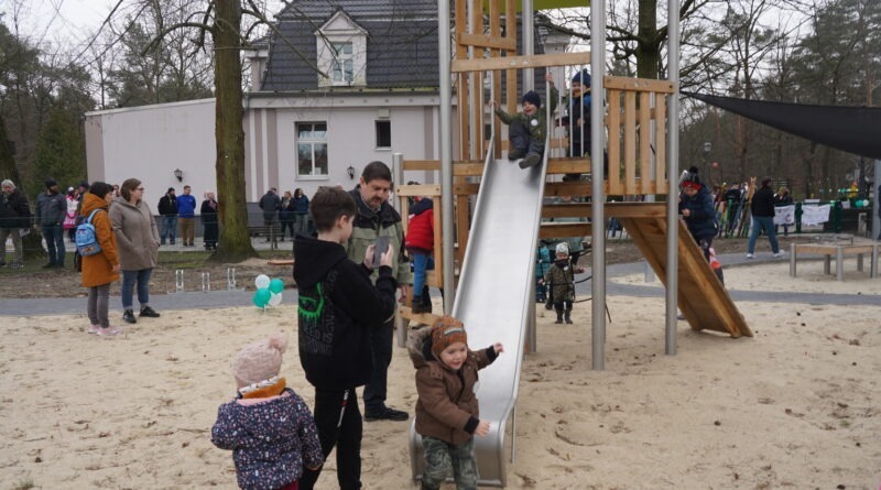 Am Freitag Nachmittag hat Bürgermeister Christoph Schmidt anlässlich des 10-jährigen Jubiläums der KiTA „Villa am Wald“ in Schwarzheide-Ost die neue Außenspielanlage an die kleinen Nutzer übergeben.