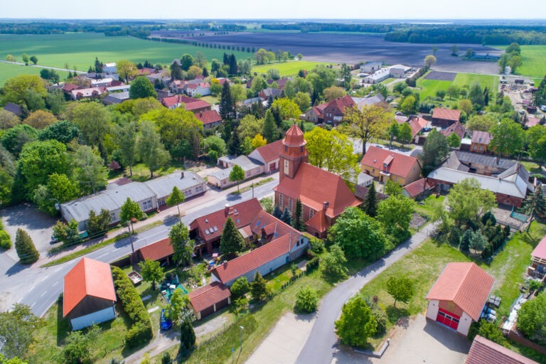 Luftansicht des Ortes Proschim