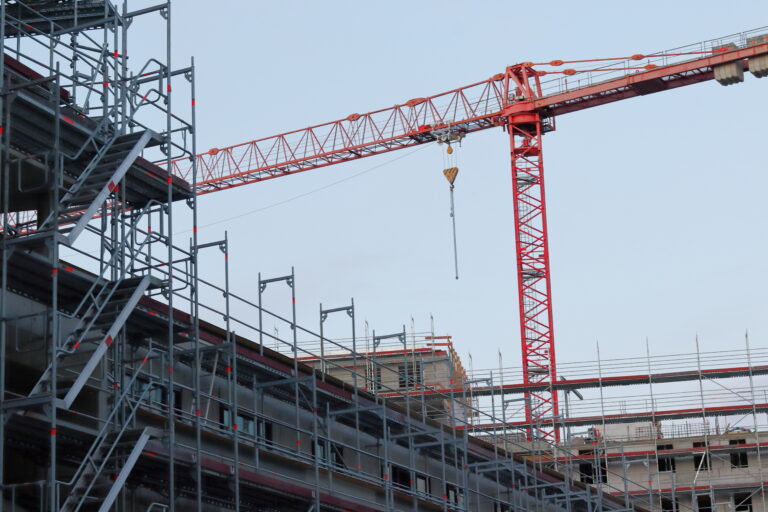 Baukran hinter einem Gebäude