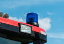 Folgetonhörner (auch als Tonfolgehörner) und blaue Rundumleuchte (oder Drehlicht) auf einem Feuerwehrauto vor blauem Himmel.