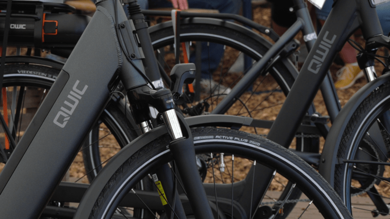 schwarze Fahrräder