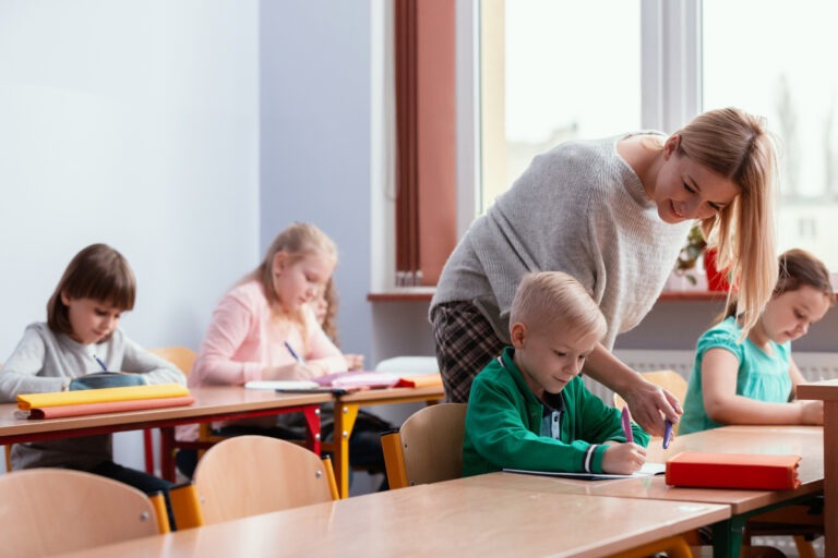 Lehrerin in einer Klasse