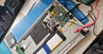 Aufgeschraubter Laptop bei der Reparatur