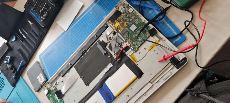 Aufgeschraubter Laptop bei der Reparatur