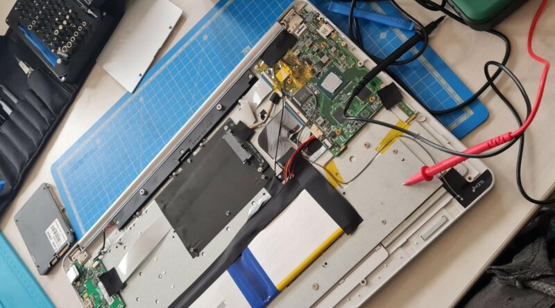 Aufgeschraubter Laptop bei der Reparatur