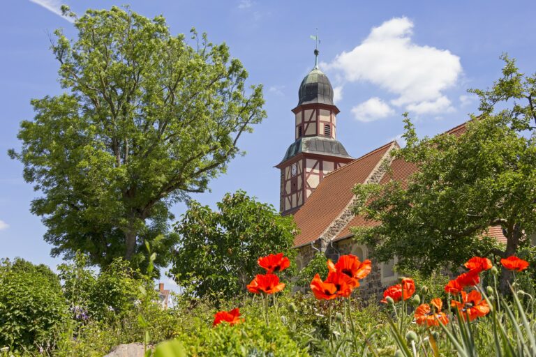 Kirche inmitten von Blumen und Bäumen