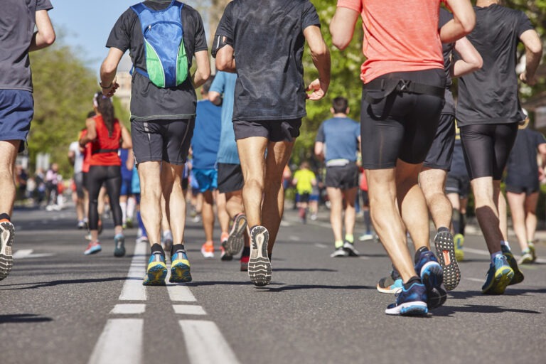 Marathonläufer auf einer Straße