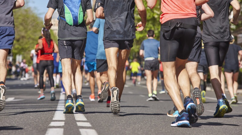 Marathonläufer auf einer Straße