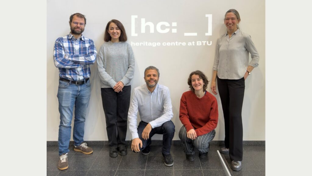 Fünf Mitglieder der BTU vor dem Schriftzug Heritage Centre.