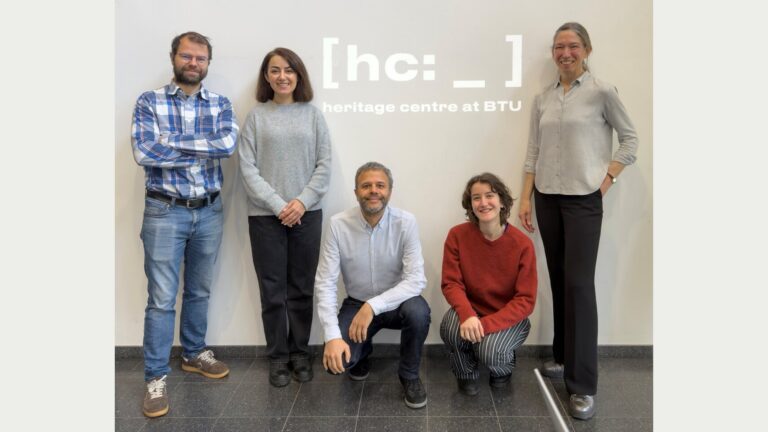 Fünf Mitglieder der BTU vor dem Schriftzug Heritage Centre.