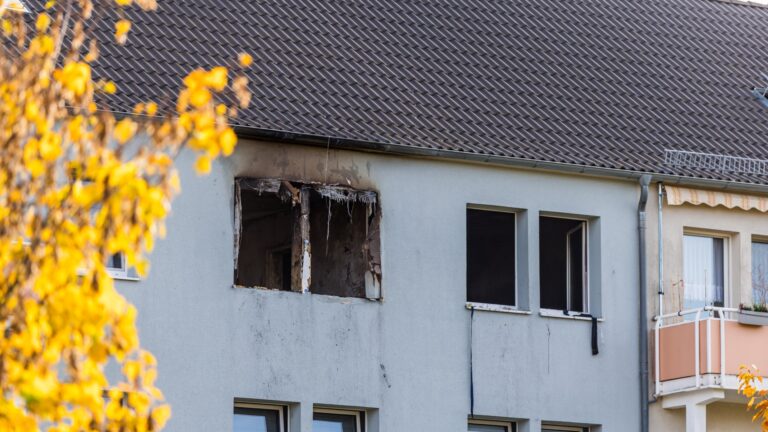 Tödlicher Wohnungsbrand in Calau: Acht Bewohner müssen Haus verlassen