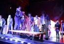 80 Jahre neue Bühne: Senftenberg feiert mit zwei Uraufführungen 🎞️ Ensemble bei den Proben zum FestSpiel Jubiläum der neuen Bühne Senftenberg auf einer Bühne mit einer Draisine.