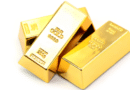 Senftenberg schließt Ankaufladen: Worauf Bürger bei Gold- und Schmuckangeboten achten sollten Goldbarren auf hellem Hintergrund als Symbolbild zum Goldankauf.