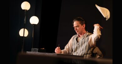 Brecht in der neuen Bar: Karsten Zinser gestaltet Solo-Abend in Senftenberg Karsten Zinser bei den Proben zum Brecht-Abend Und der Haifisch an der neuen Bühne Senftenberg.