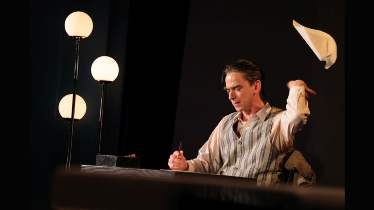 Karsten Zinser bei den Proben zum Brecht-Abend Und der Haifisch an der neuen Bühne Senftenberg.