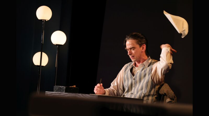 Karsten Zinser bei den Proben zum Brecht-Abend Und der Haifisch an der neuen Bühne Senftenberg.