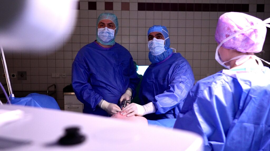 Dr. Ahmad Oyais und Andrei Zaharia bei einer minimalinvasiven Hernienoperation in Lauchhammer.