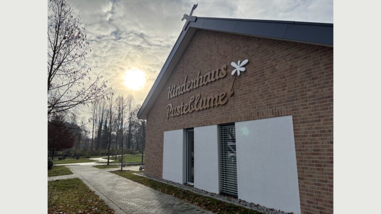 Außenansicht des Kinderhauses Pusteblume in Burg mit dem Schriftzug an der Fassade.