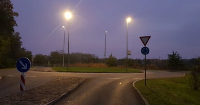 Beleuchteter Kreisverkehr in Lauchhammer am frühen Morgen