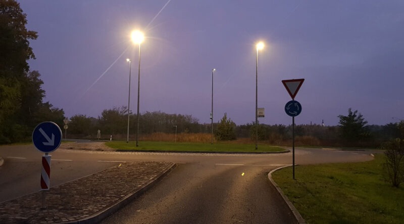 Beleuchteter Kreisverkehr in Lauchhammer am frühen Morgen