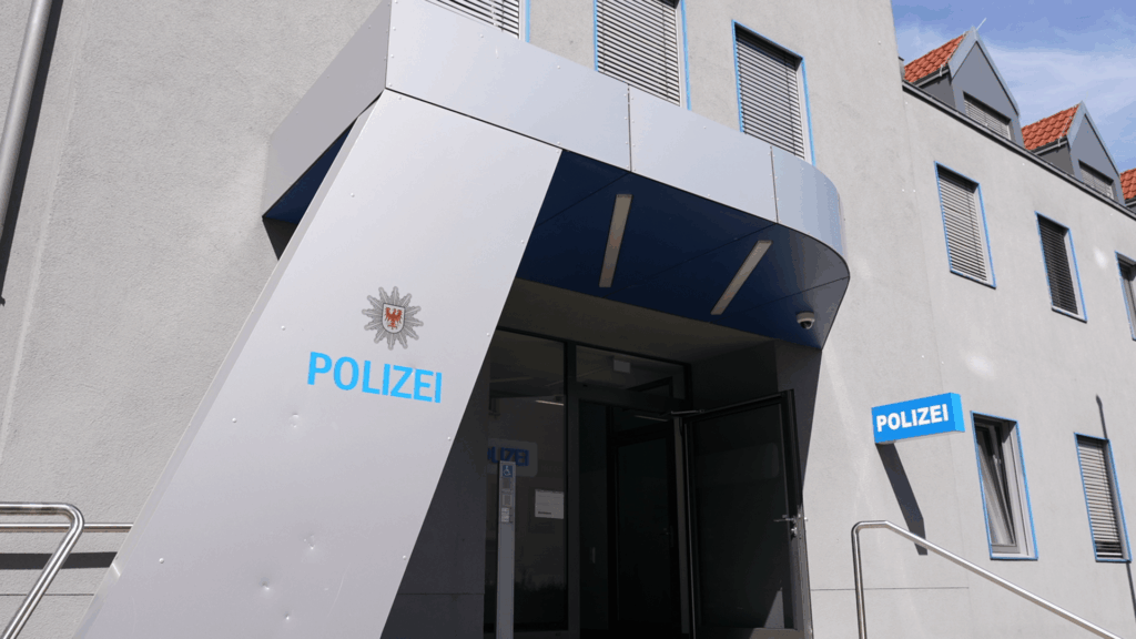 Eingang der Polizeiwache Senftenberg; Archivaufnahme von seenluft24.