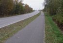 Asphaltierter Radweg neben einer Straße in Lauchhammer-Süd