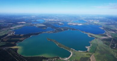 Lausitzer Seenland erhält 1,2 Millionen Euro für gemeinsame Tourismusstrategie Luftaufnahme der Seenlandschaft des Lausitzer Seenlandes