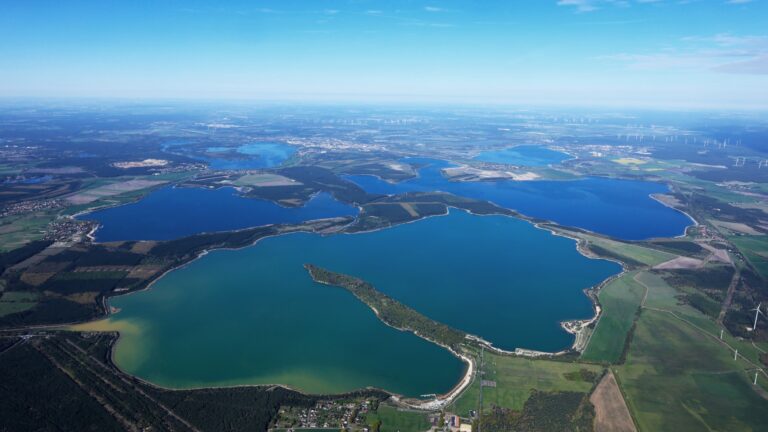 Luftaufnahme der Seenlandschaft des Lausitzer Seenlandes