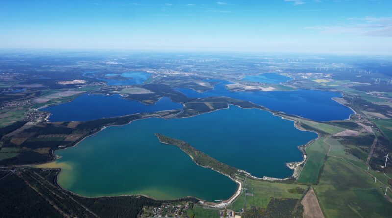 Luftaufnahme der Seenlandschaft des Lausitzer Seenlandes