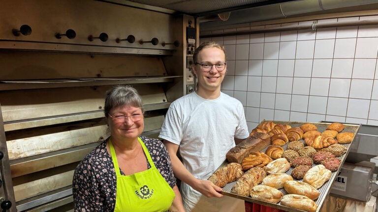 Moritz Graf zu Lynar und Diana Lewandowski mit Backwaren in der Bäckerei